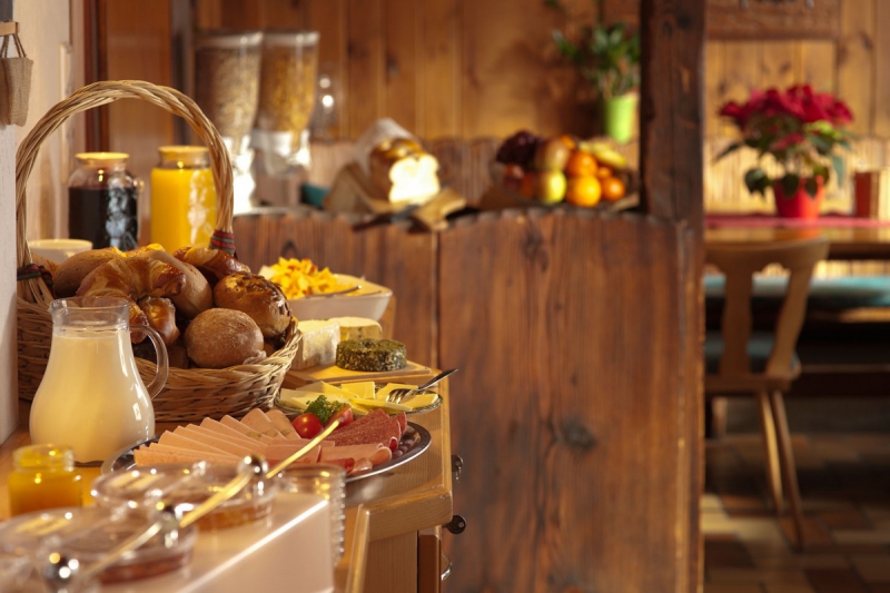 brasserie-CABRIS-min_breakfast_buffet_food_restaurant_meal_hotel_plate_fresh-718745